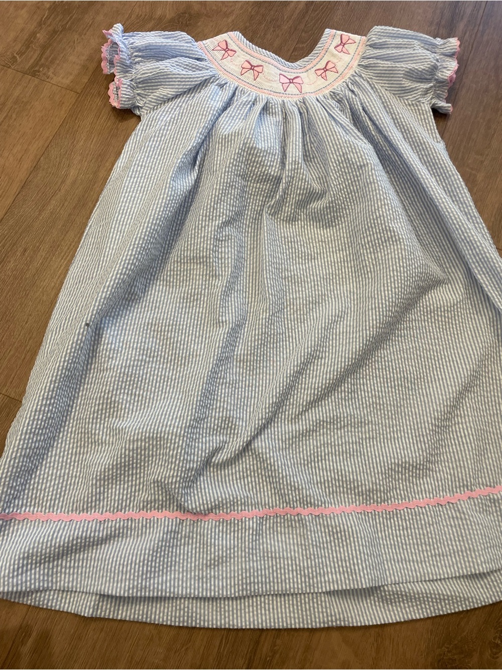 Seersucker smocked bow dress sz 6